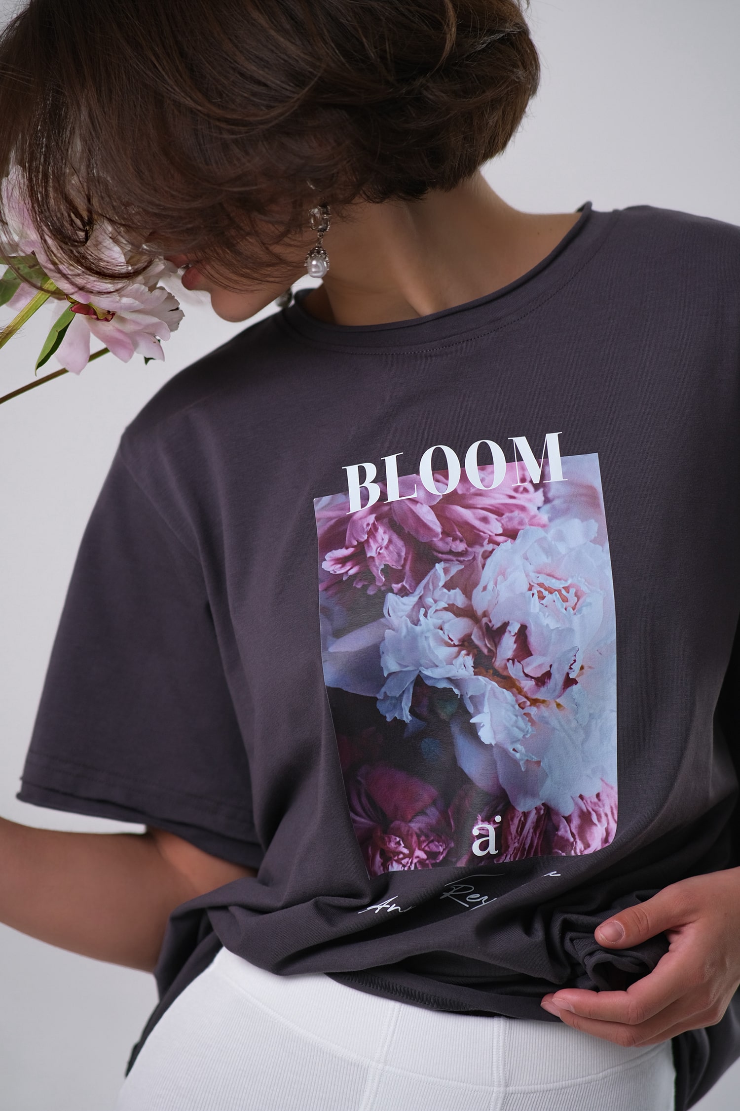 Искусство в каждом стежке. Бренд Alpalazone представил уникальные капсулы в коллаборации с художниками Октябрь