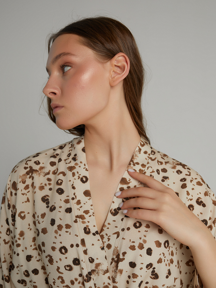 Кимоно из струящегося штапеля Pretty Леопард на бежевом_10032