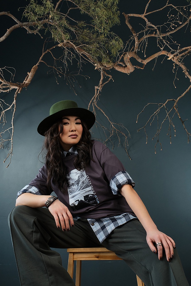 Футболка оверсайз с принтом Altai woman Графит/Скалы_18781