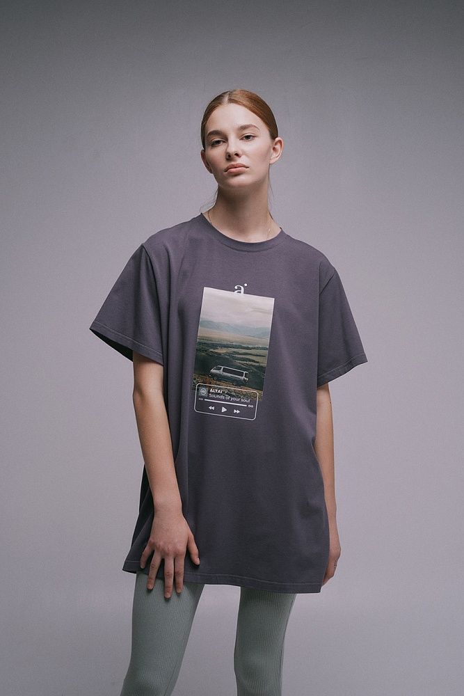 Футболка удлиненная оверсайз с принтом Altai woman Графит/Автобус_17876