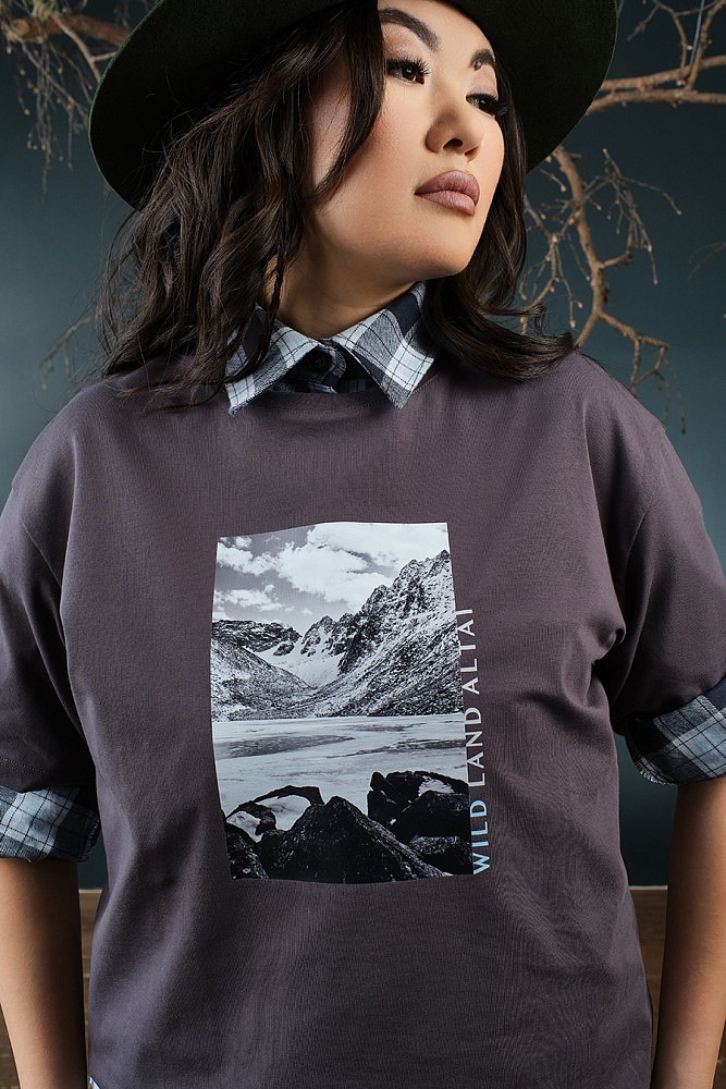 Футболка оверсайз с принтом Altai woman Графит/Скалы_18773
