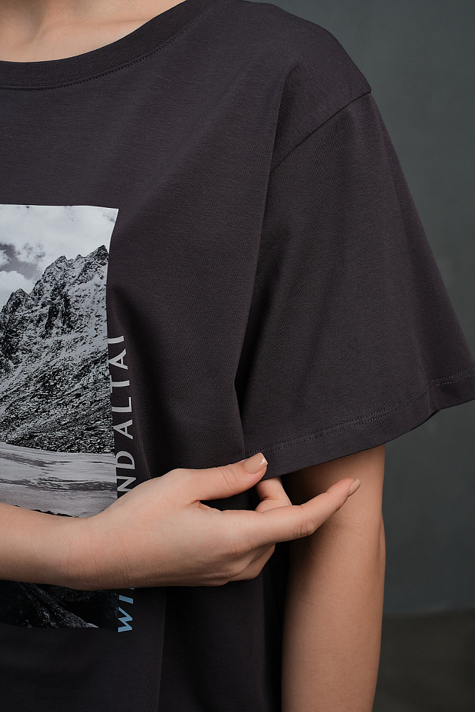 Футболка оверсайз с принтом Altai woman Графит/Скалы_13560