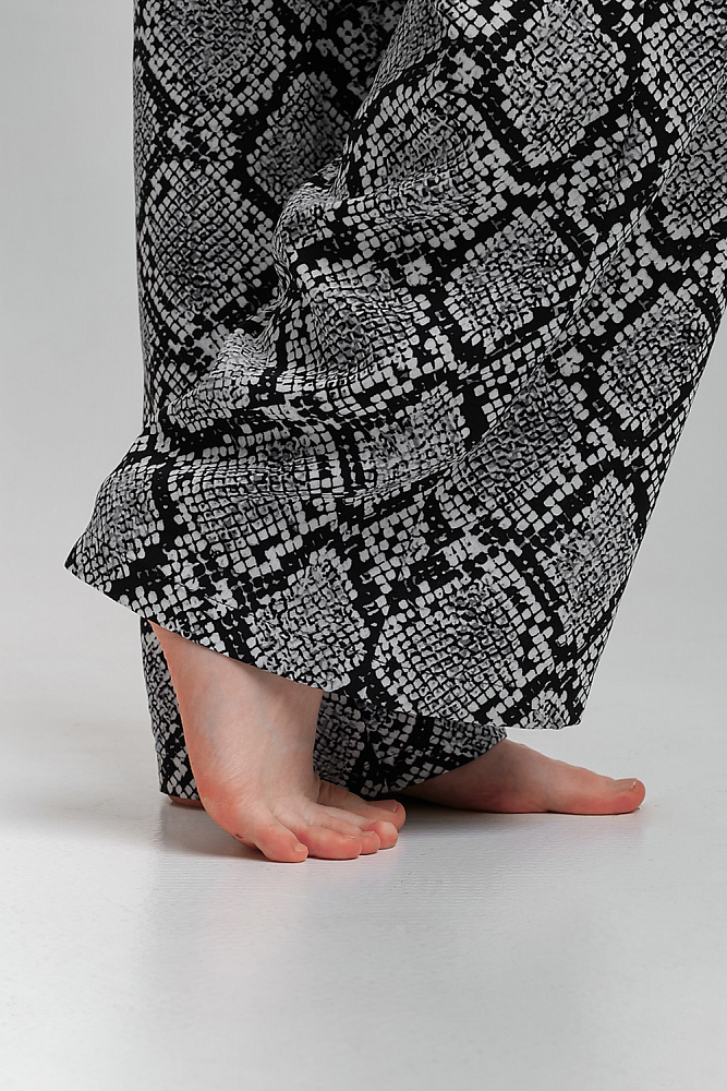 Прямые брюки из струящегося штапеля   Pretty Змея_8820