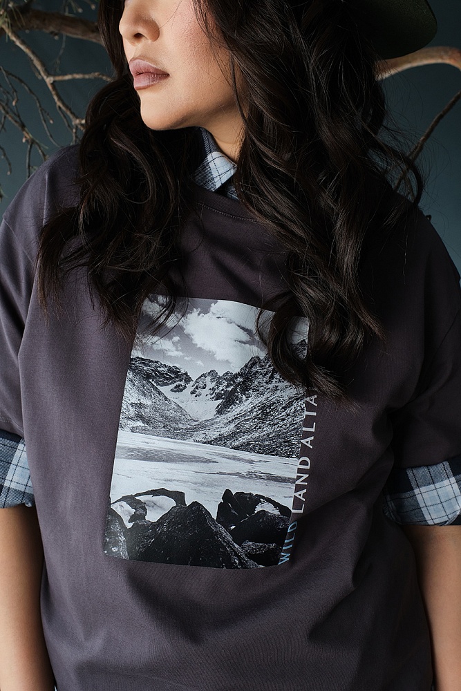 Футболка оверсайз с принтом Altai woman Графит/Скалы_18777
