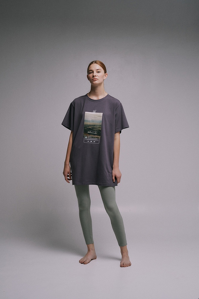 Футболка удлиненная оверсайз с принтом Altai woman Графит/Автобус_17883