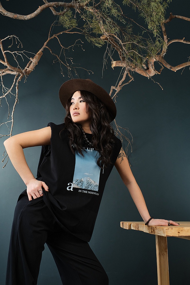 Футболка оверсайз с принтом Altai woman Черный/Горы_18786