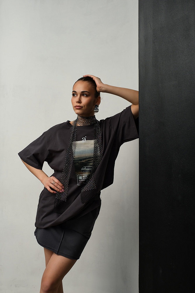 Футболка удлиненная оверсайз с принтом Altai woman Графит/Автобус_17880